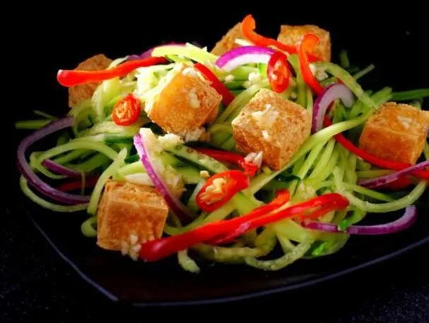 Sprø tofu og thailandsk agurkraita