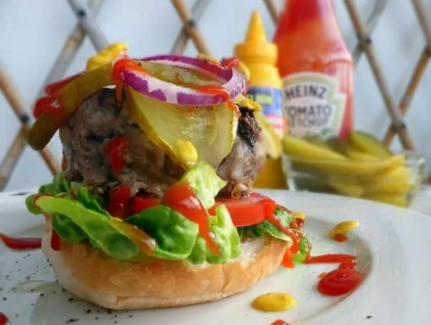 En amerikansk storfekjøttburger