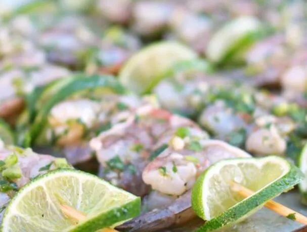 Enkel BBQ-reke med koriander og lime