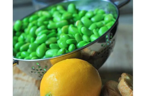 Edamame-crostini med meyer sitron og shiso