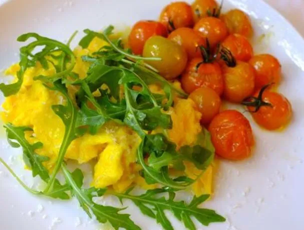 EGGERØRE MED RUCOLA OG KIRSEBÆRTOMATER