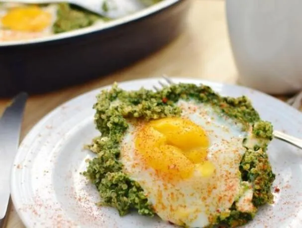 Spinat- og quinoafrokost med egg
