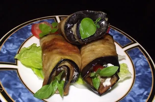 Auberginruller med tomat, hvitløk og urter
