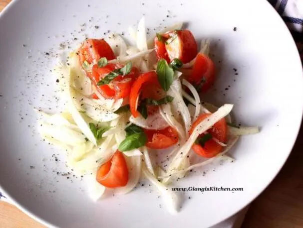 Fennikel-, tomat- og basilikumsalat med sitronvinaigrette