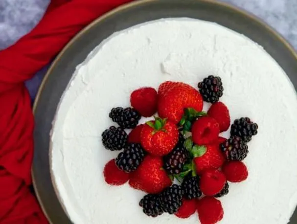 Fersk jordbærsjokoladekake