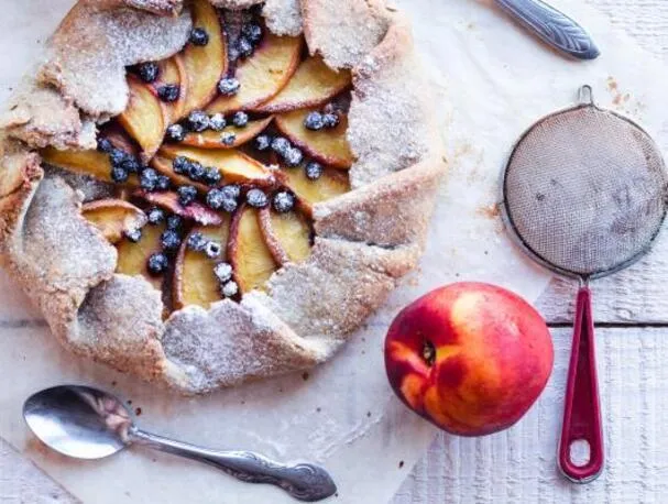 GALETTE MED FERSKEN OG BLÅBÆR