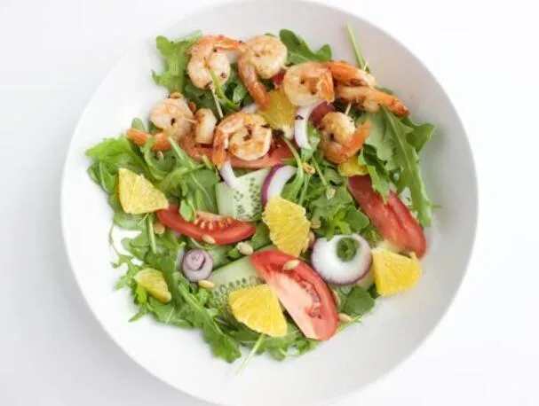 Hvitløksreker med appelsin- og ruccolasalat