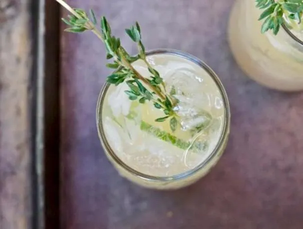 Gin Rickey med bringebæressens