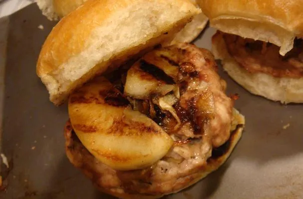 Grillede eple- og brie-kalkunburgere med karamelliserte løk