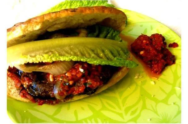 Grillet portobellosjampinjongburgere med stekt paprika- og tomatsmør