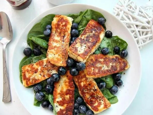 Halloumi-, blåbær- og spinatsalat
