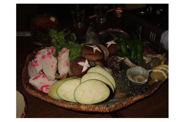 Urtefylt ørret med grønnsaksspyd