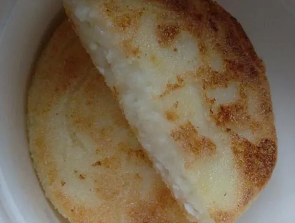 Hvordan lage ostekake med sprø sider