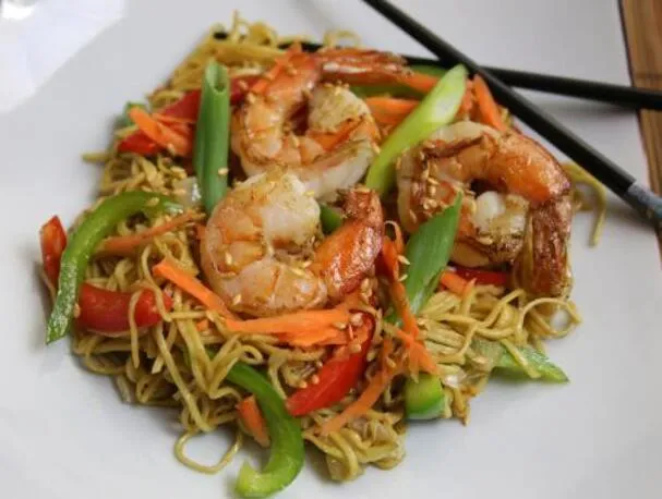 Japansk-inspirert wok med nudler og reker