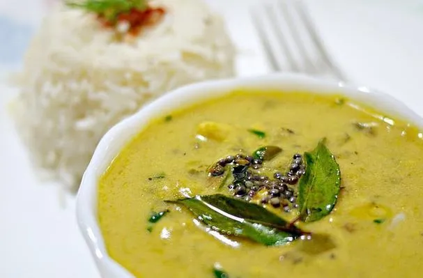 Kadhi Chawal (yogurtrømme med ris)