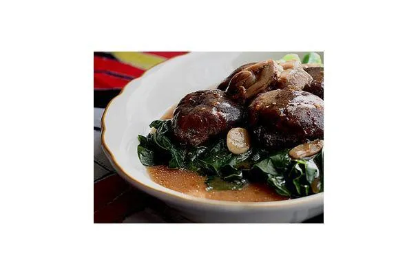 Kål med stuvet sopp og små abaloner og en samtale med en ensom gammel dame