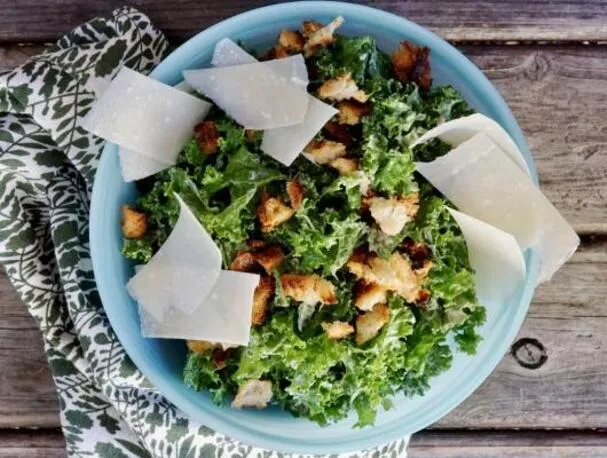 Grønnkål Caesar-salat