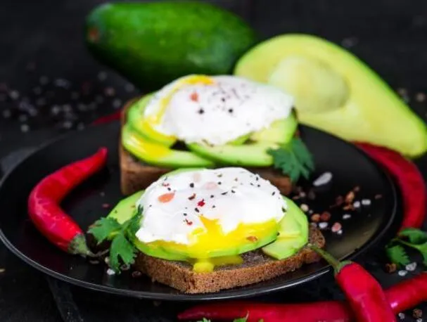 AVOKADO- OG POSJERT EGGTOAST