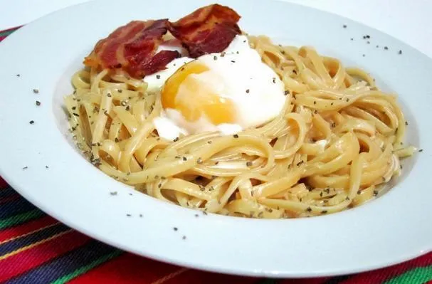 Linguine i kremsaus med posjerte egg og bacon