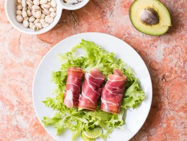 5-minutters oppskrift på prosciutto- og avokadofettbomber [paleo, keto]