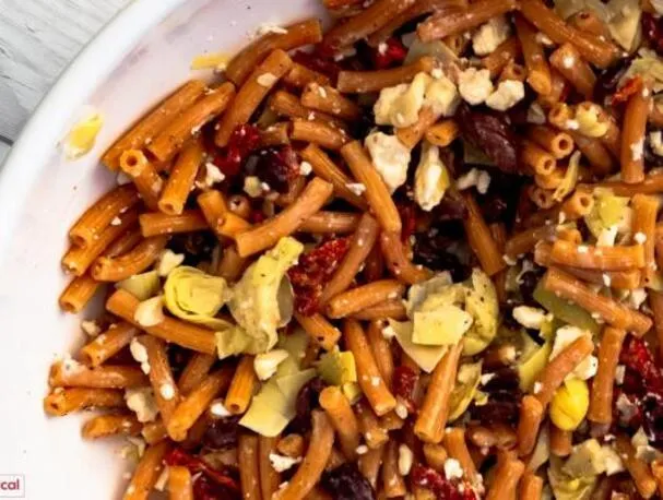 Rød linsepasta salat