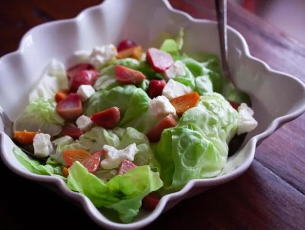 Grillet babybete med salat og fetaost