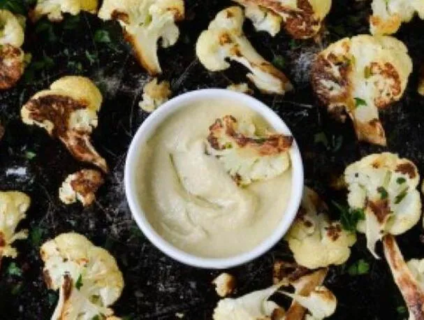 Ristet blomkål med tahinisaus