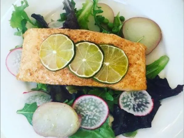 Laksfileter med babysalat