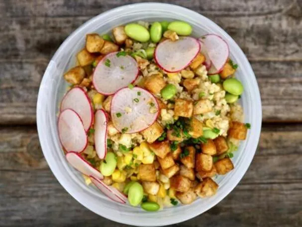 Røkt hirse-superkornbolle med sprø tofu