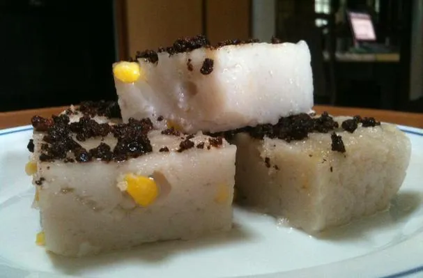 Søtet rismjøl med mais og kokosmelk (Maja Blanca)