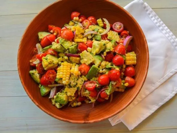 Tomat-, mais- og avokadosalat med koriander- og limevinaigrette