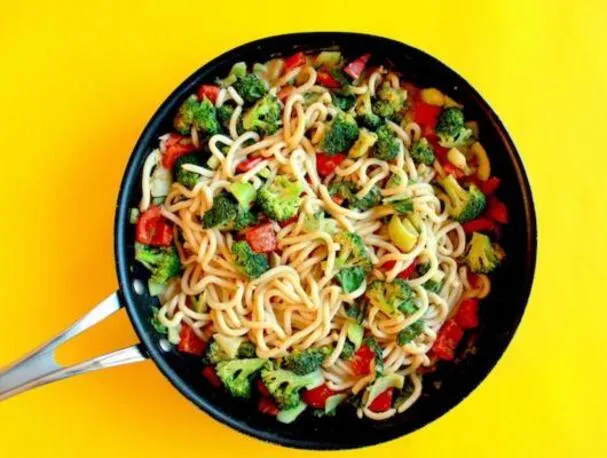 Udonnudler med smakfull peanøttsaus