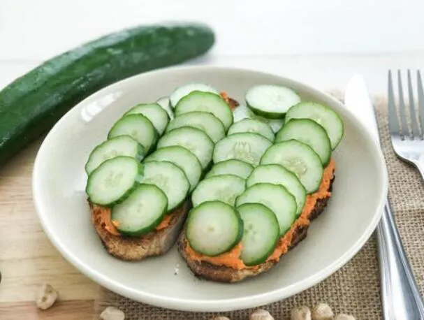 Grovbrød med hummus og agurk