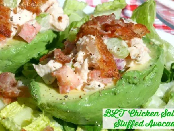 BLT-kyllingsalat fylte avokadoer