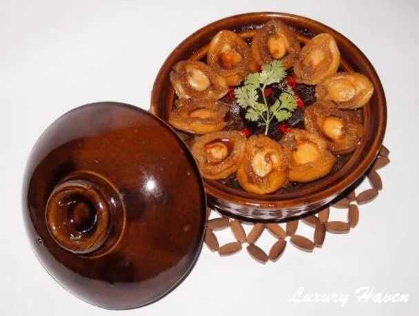 Kokt svinekjøtt med abalone i leirgryte