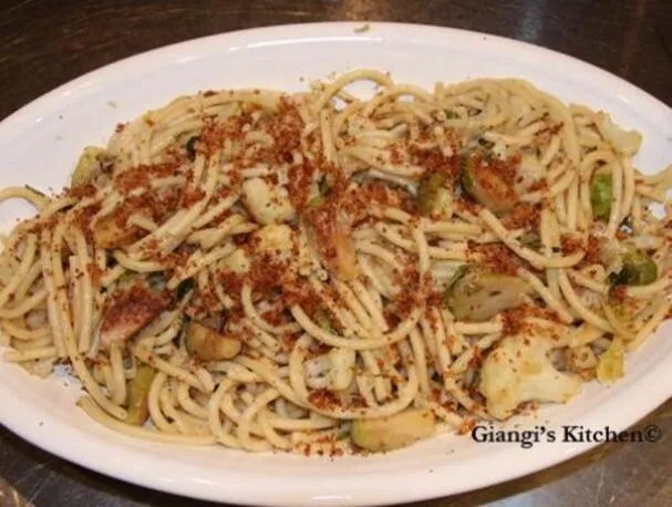 Bukatini med blomkål og rosenkål