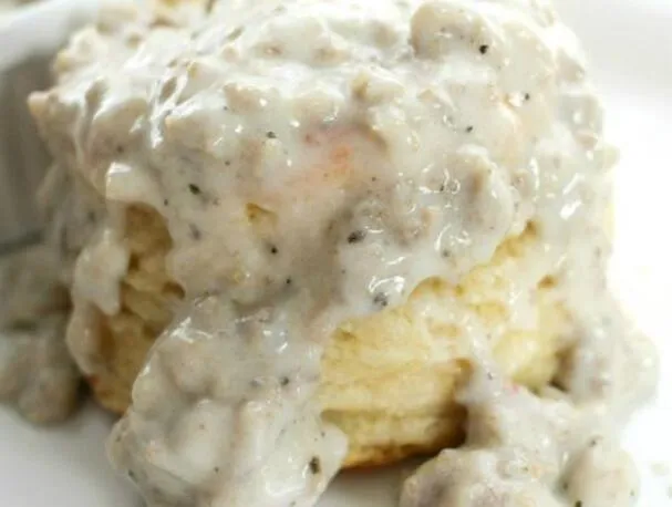 Buttermilk Biscuits og hjemmelaget pølse saus