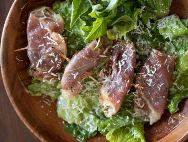 Cæsarsalat med scampi saltimbocca
