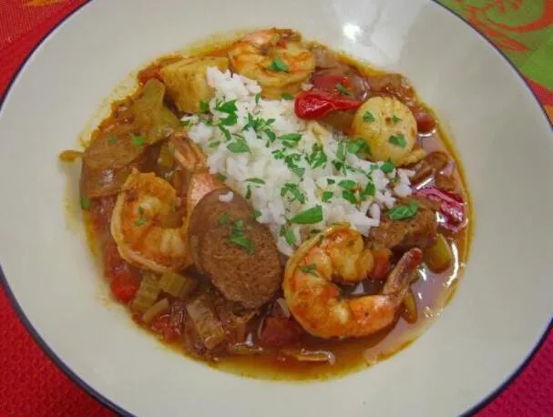 Cajun-gumbo med sjømat og andouillepølse