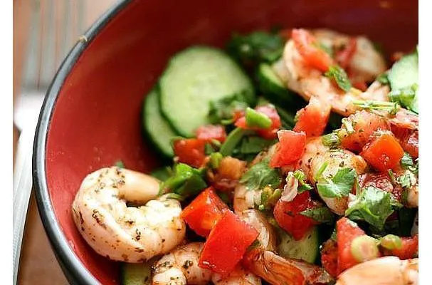 Cajun-reker og marinert agurksalat