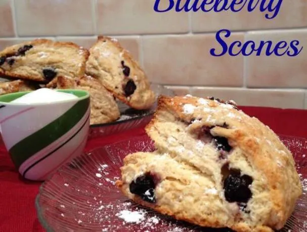 Ettermiddagste med blåbærscones