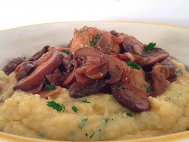 Kyllingkjøttboller Marsala over kremet polenta