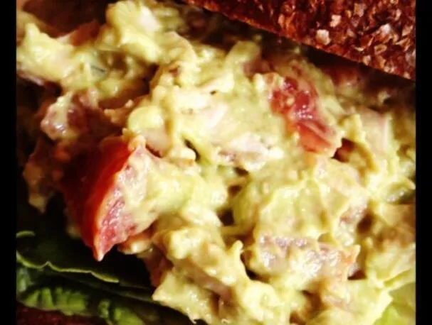 Kyllingsalat med avokado, bacon fra Applewood og tomat